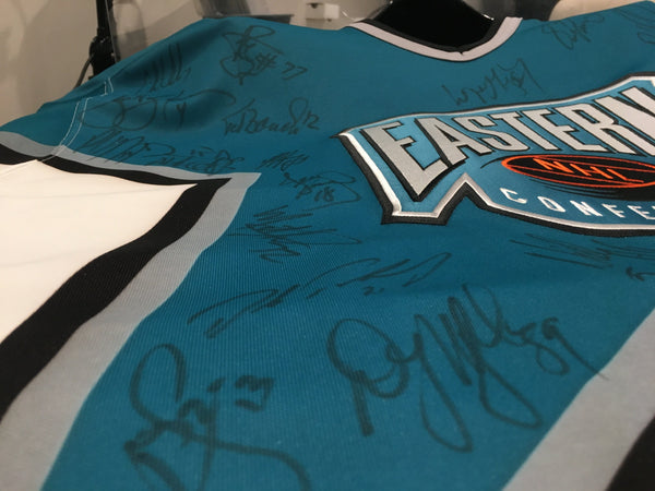 Video: Introducing the amazing NHL jersey signed by 1996 All-Star play -  Muzeum Gold and Silver