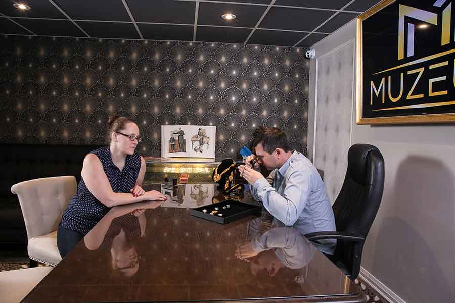 Does the price of gold in Canada perform better during certain parts of the year? - Muzeum Gold and Silver